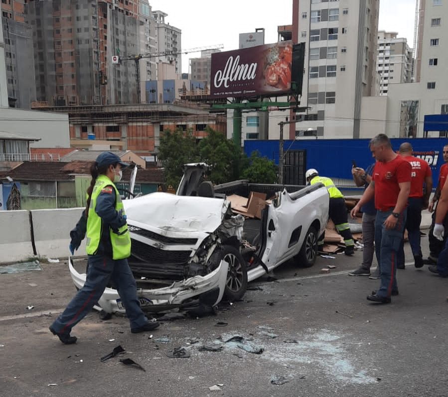 Carro fica totalmente destruído ao colidir com caminhão na BR-101