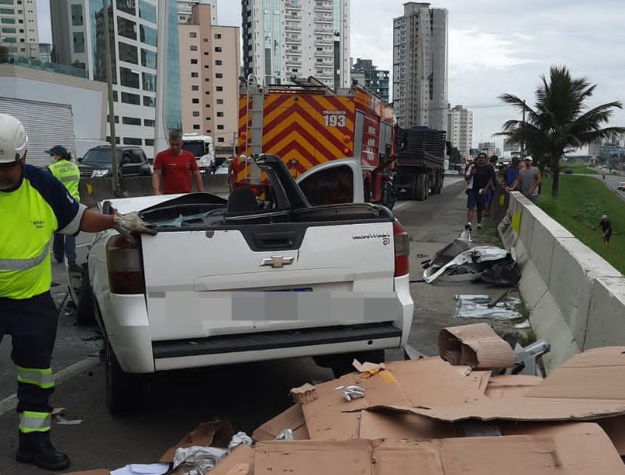 Carro fica totalmente destruído ao colidir com caminhão na BR-101