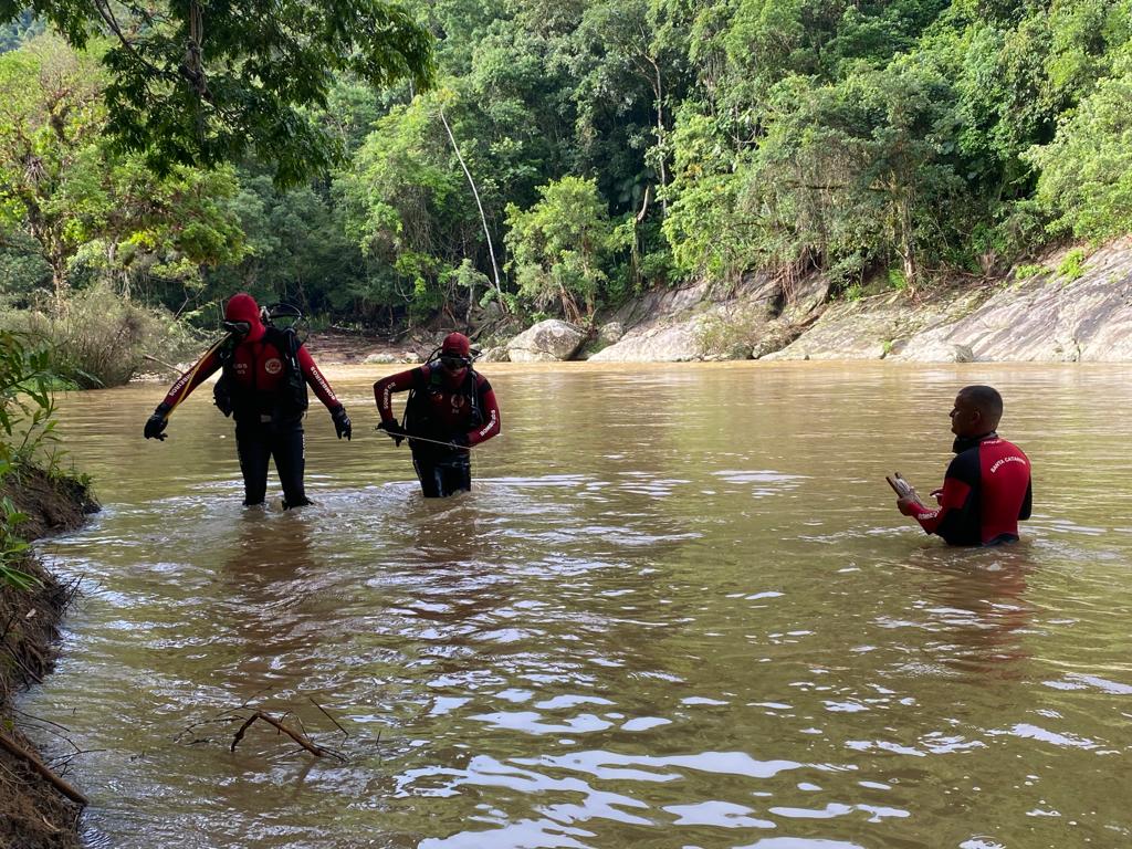 Menino de 3 anos desaparece enquanto brincava em rio de SC