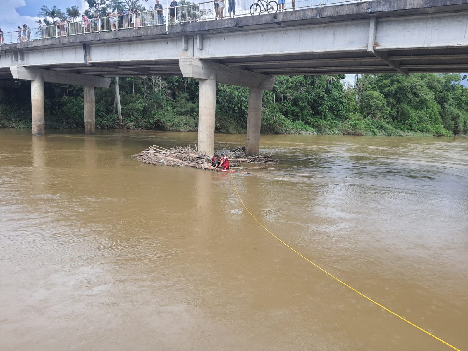 Jovem é resgatado após ser levado pela correnteza forte de rio em Timbó