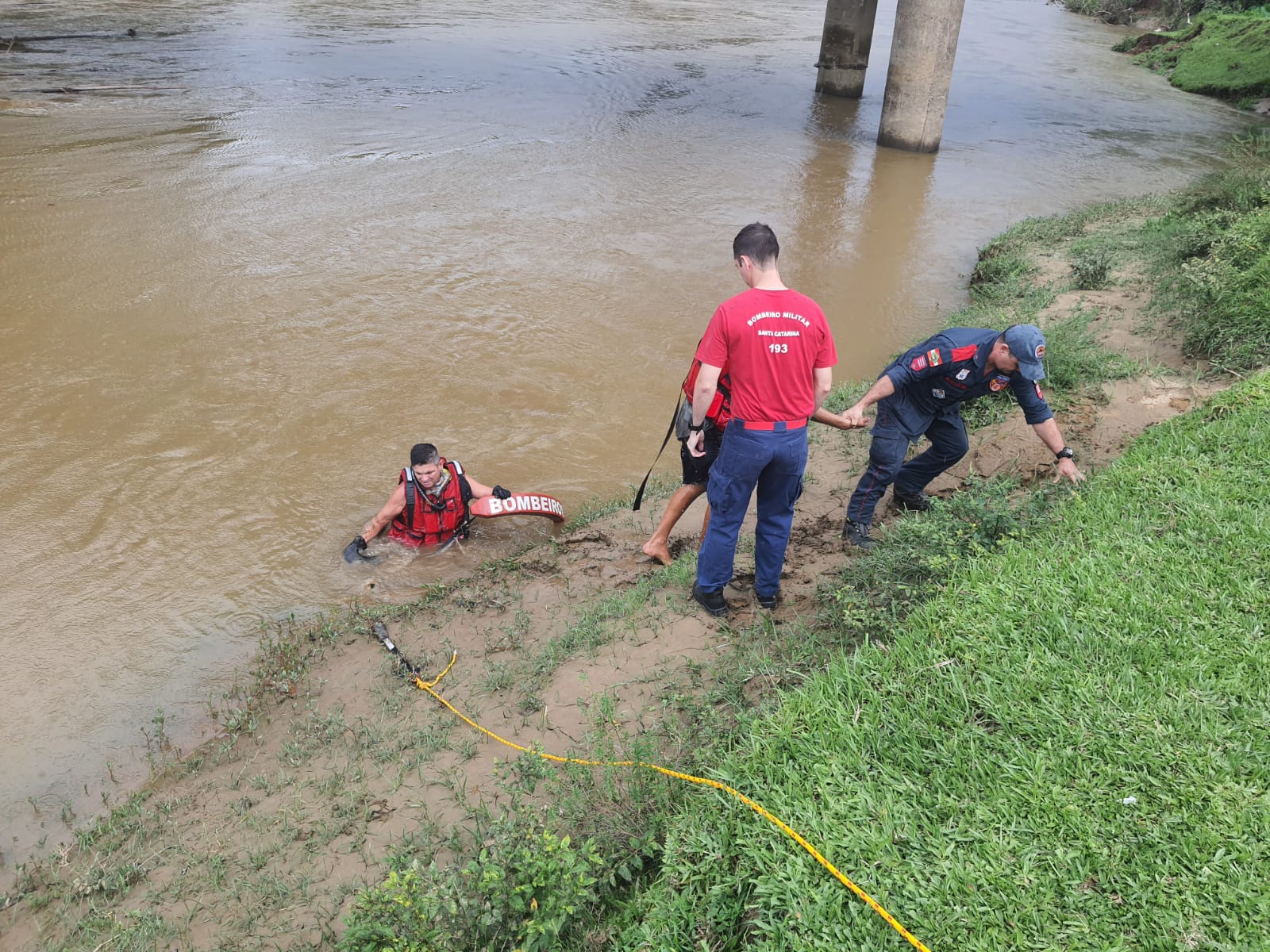 Jovem é resgatado após ser levado pela correnteza forte de rio em Timbó