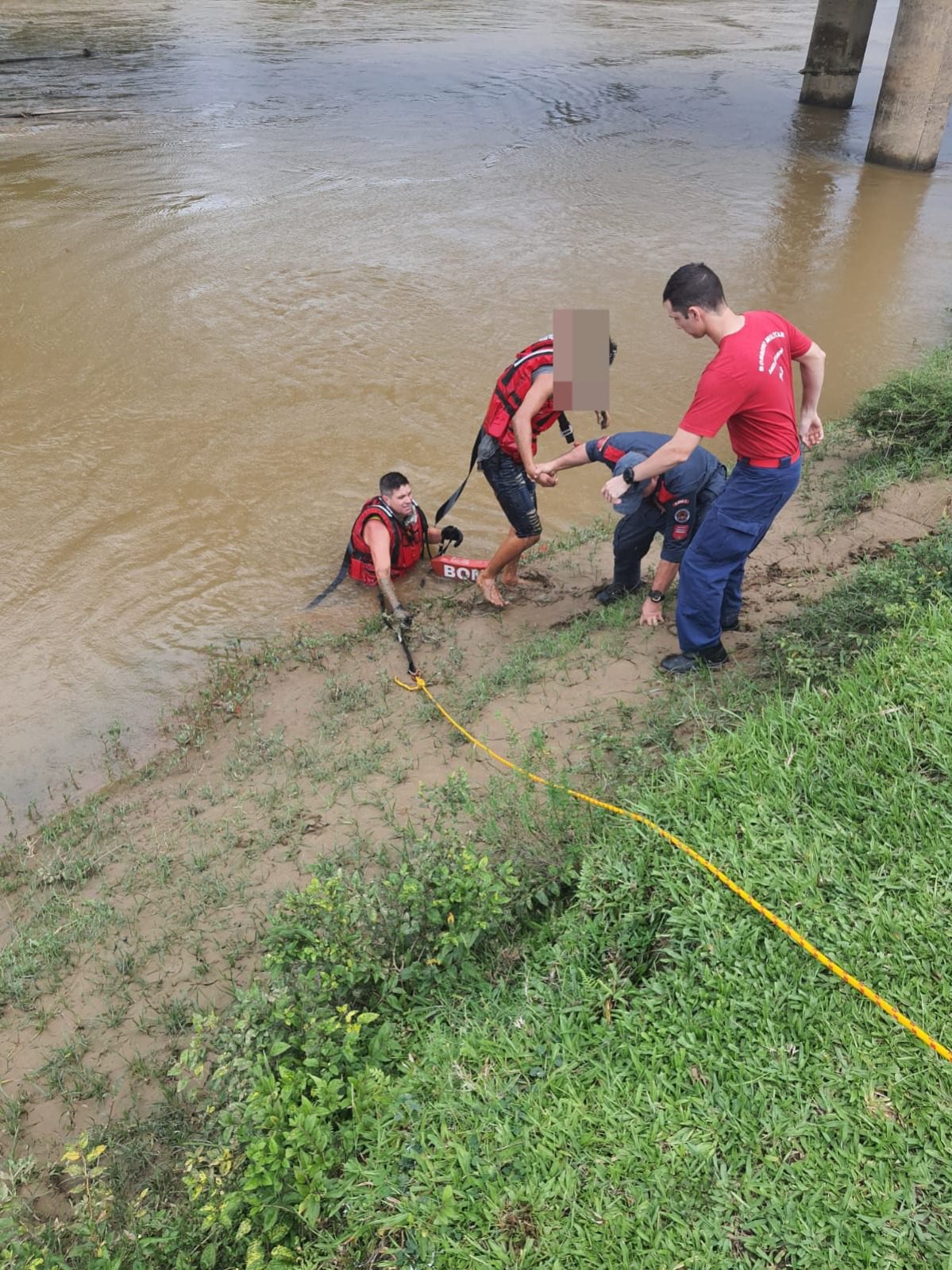 Jovem é resgatado após ser levado pela correnteza forte de rio em Timbó