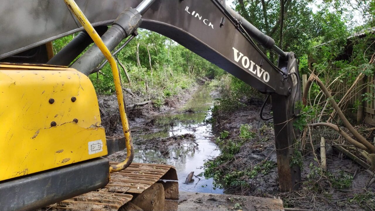 Obra de limpeza no Rio Tavares, na Capital, é embargada após início dos trabalhos