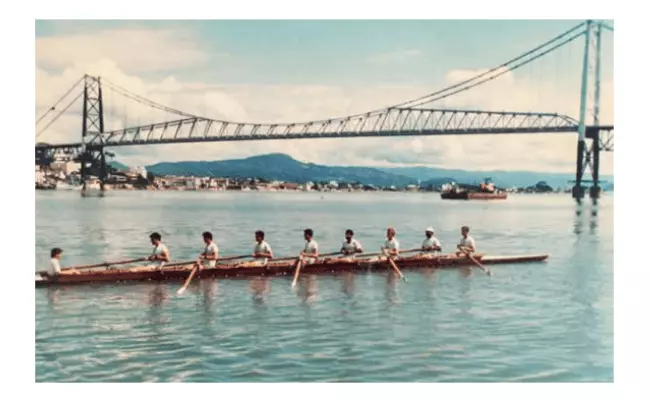 Barco Oito com Timoneiro campeão da Regata Aniversário de Florianópolis em 1985. Crédito: Livro Clube de Regatas Aldo Luz
