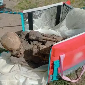 O homem negou que planejava vender a múmia e que a transportava na bolsa térmica de entregas porque seus amigos queriam vê-la | Foto: reprodução/Ministério da Cultura do Peru/Facebook