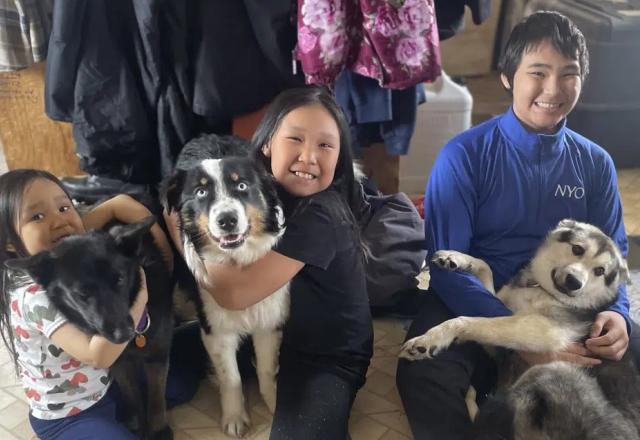 Cão reencontra família no Alasca l Mandy Iworrigan/ AP, via SBT News

