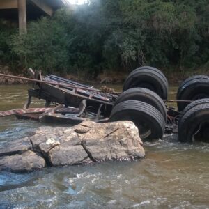 O caminhão foi retirado do rio com um guincho | Foto: divulgação/CBMSC