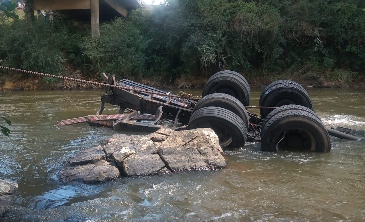 O caminhão foi retirado do rio com um guincho | Foto: divulgação/CBMSC