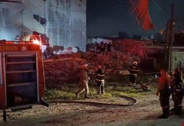 Bombeiros resgataram quatro pessoas com vida | SJJC, via SBT News

