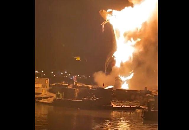 Fogo teve início durante show de água e fogos de artifício “Fantasmic!” do parque temático da Disney em Anaheim, no estado da Califórnia | Reprodução/Twitter

