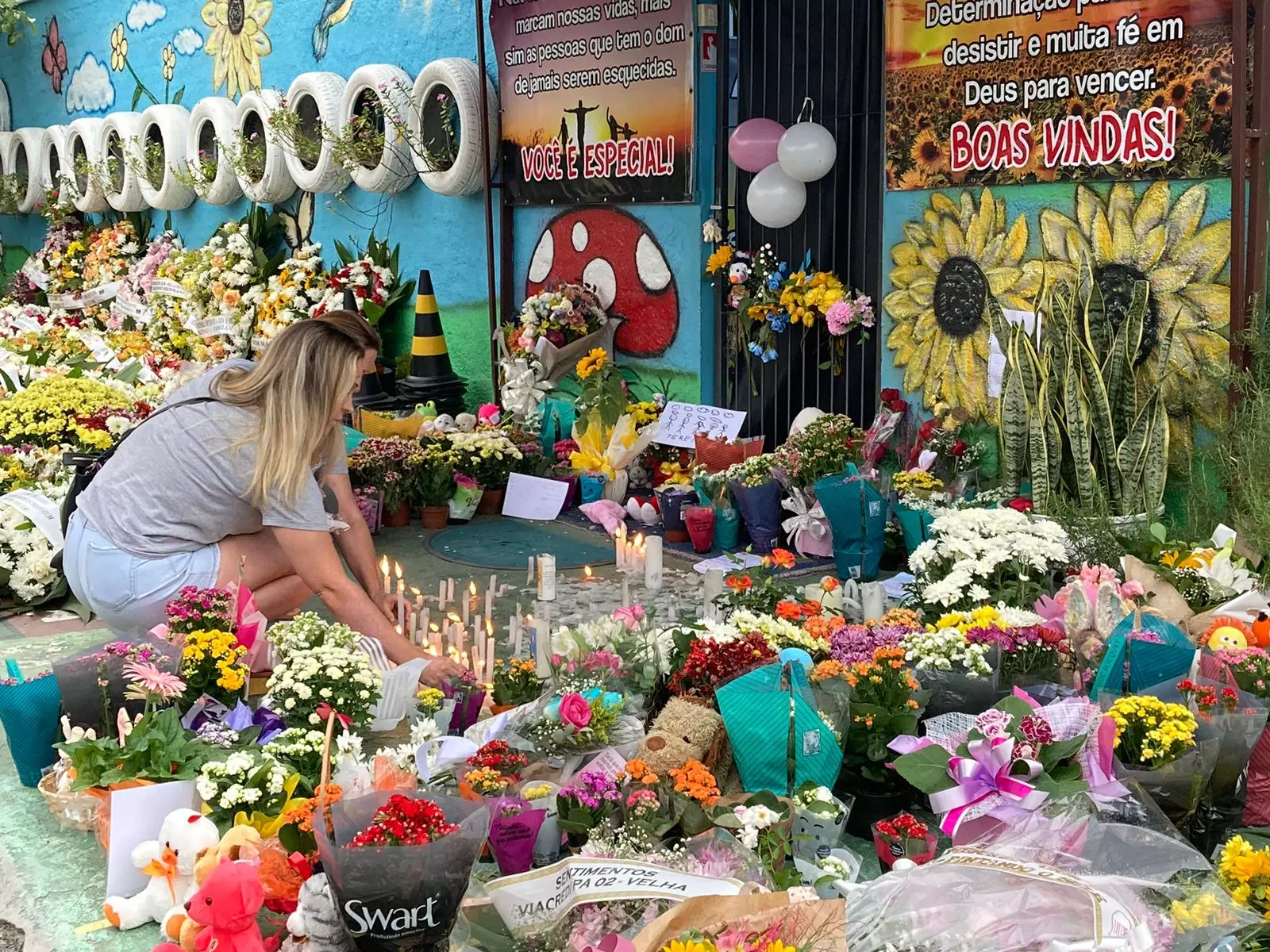 População prestrou solidariedade levando flores em memória das crianças mortas no ataque | Foto: Natiele Oliveira | SCC SBT
