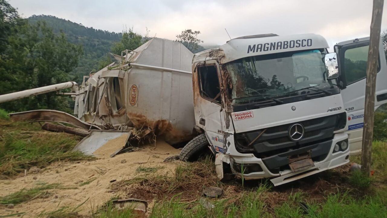 Imagens caminhão carregado de ração perde freio e capota no Oeste de SC