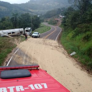 O motorista estava consciente e já fora do veículo quando os bombeiros chegaram | Foto: divulgação/Corpo de Bombeiros