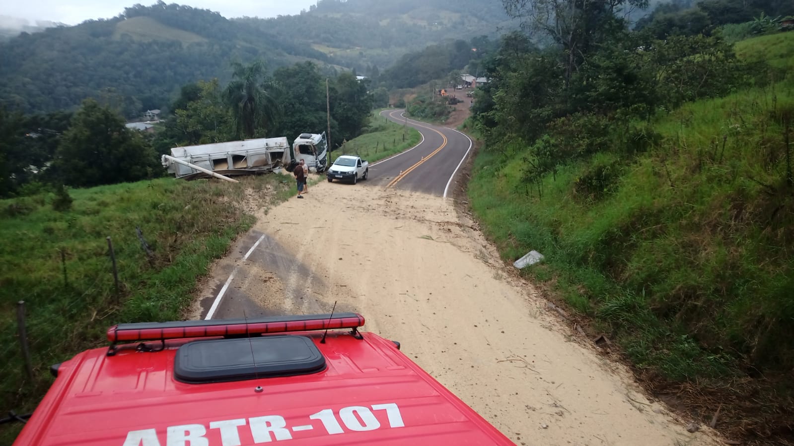 O motorista estava consciente e já fora do veículo quando os bombeiros chegaram | Foto: divulgação/Corpo de Bombeiros