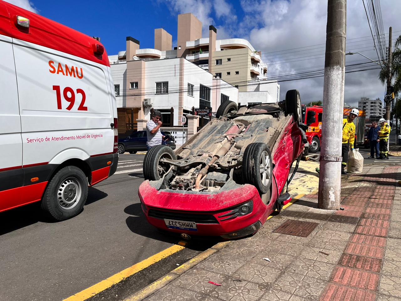 URGENTE Carro capota no centro de Lages; veja as imagens