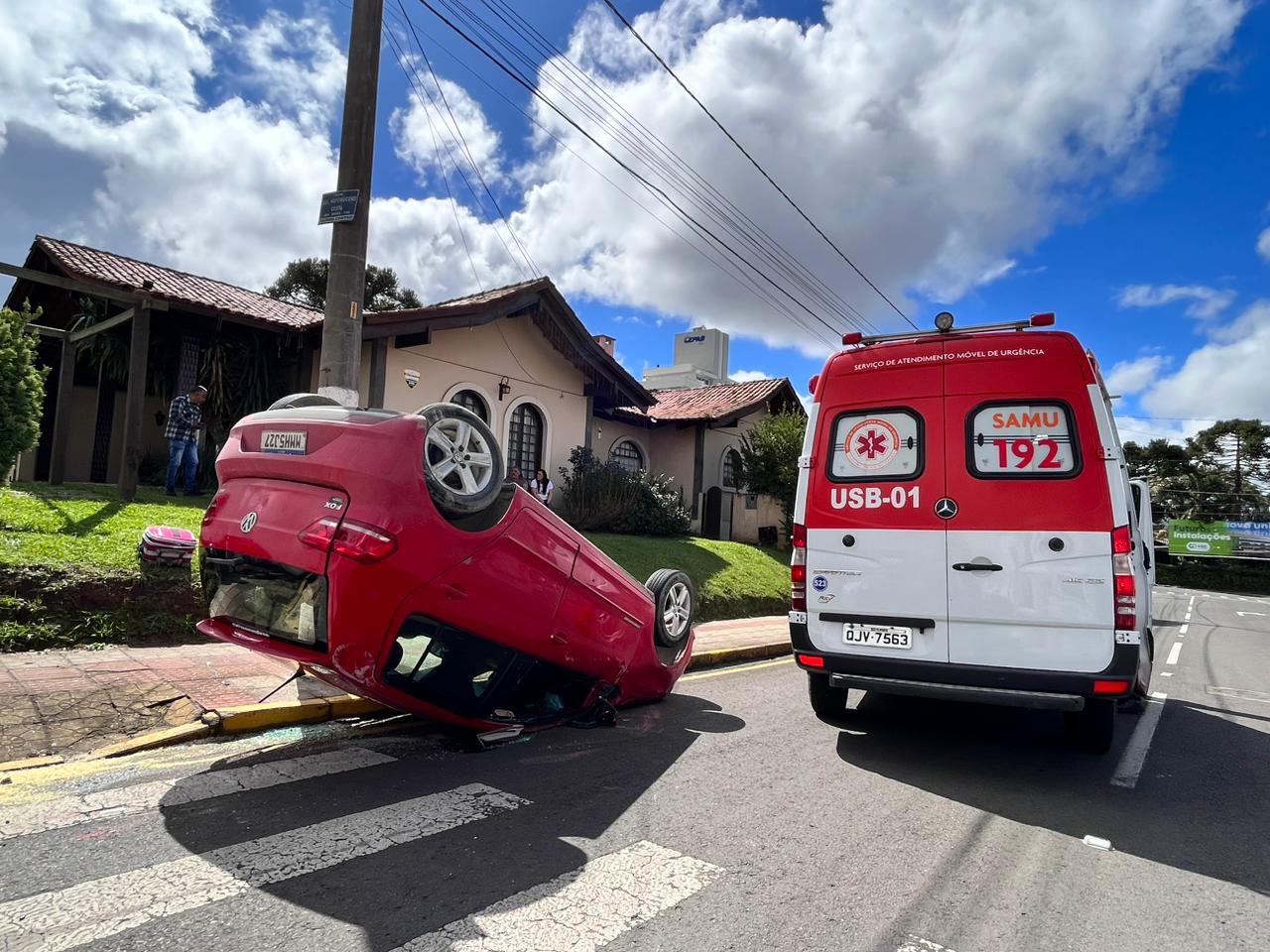 Carro capota no centro de Lages. Foto: Rádio Clube de Lages