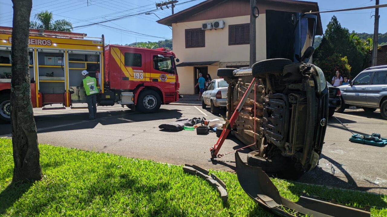 Carro capota e idosos ficam feridos no Oeste catarinense