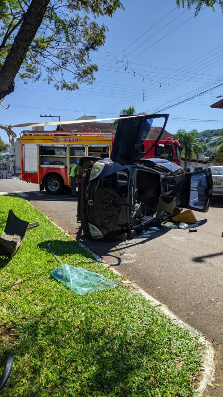 Carro capota e idosos ficam feridos no Oeste catarinense