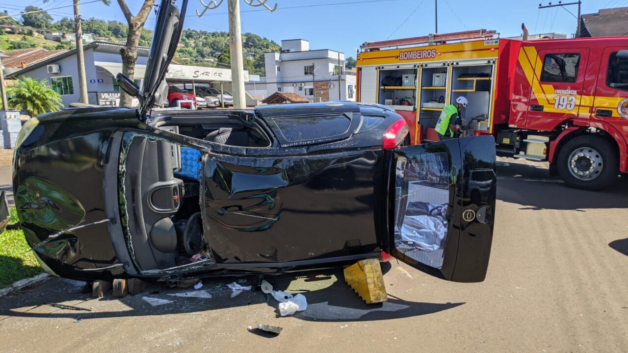 Carro capota e idosos ficam feridos no Oeste catarinense