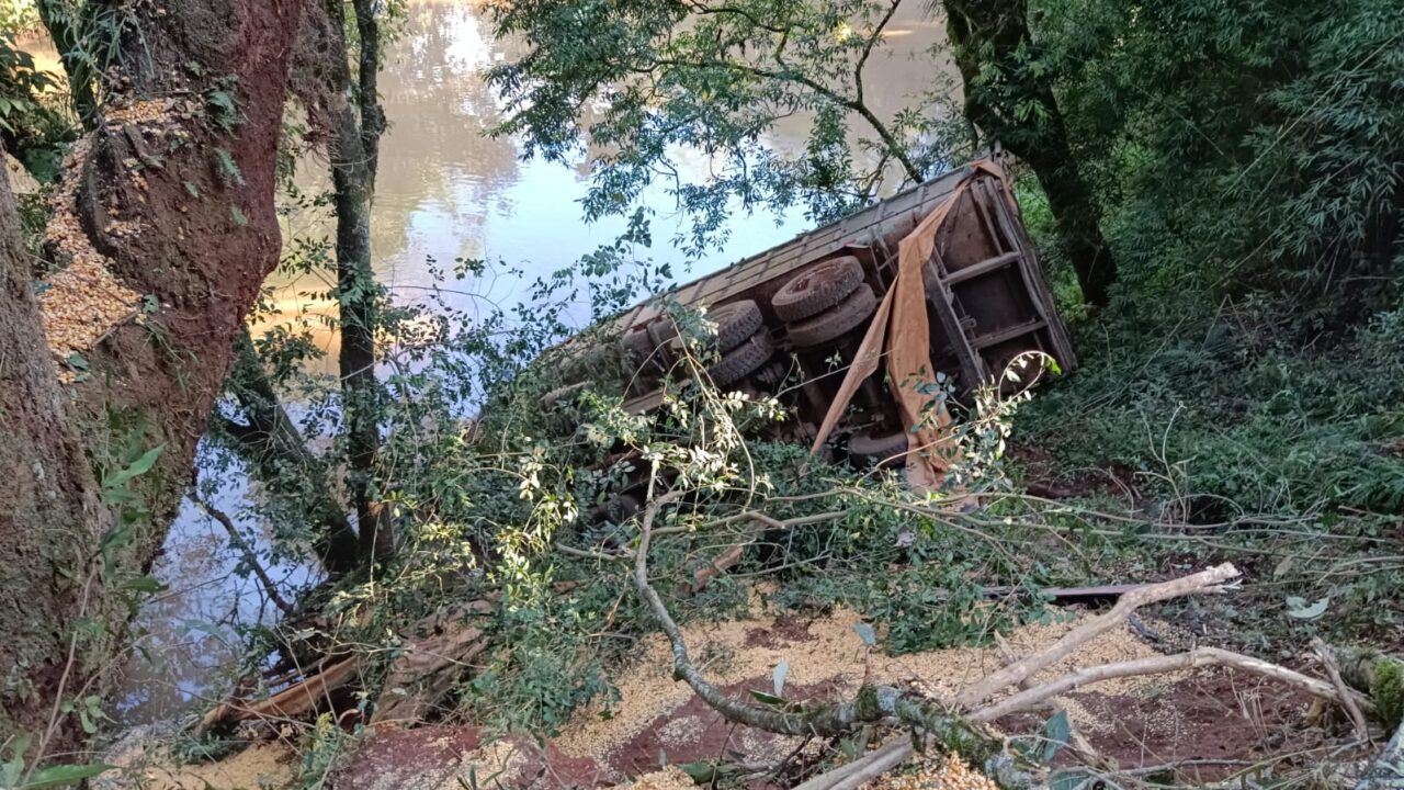 Homens ficam feridos ao pular de caminhão descontrolado no Oeste de SC