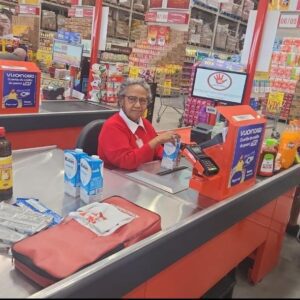 Lúcia Thalita Rodrigues Teller, 73 anos, colaboradora na loja Fort Atacadista Campeche, em Florianópolis | Foto: Divulgação