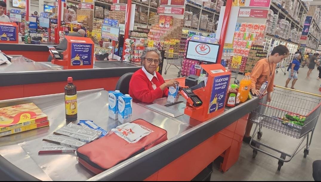 Lúcia Thalita Rodrigues Teller, 73 anos, colaboradora na loja Fort Atacadista Campeche, em Florianópolis | Foto: Divulgação