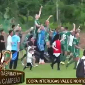 Momento em que os jovens comemoram. Foto: Sport Live | Reprodução