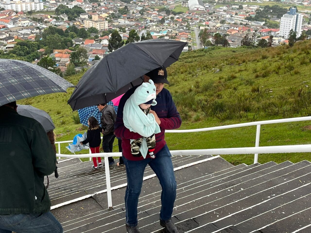 Sexta-feira Santa é marcada por chuva, fé e devoção em Lages