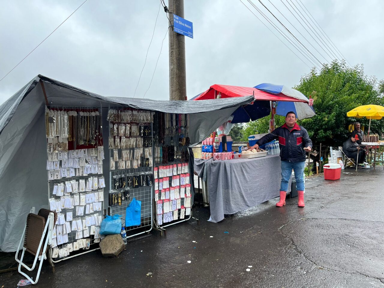 Sexta-feira Santa é marcada por chuva, fé e devoção em Lages