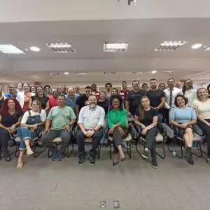 Ao centro da imagem, na frente, o novo secretário Leandro Lima, e ao seu lado, a então secretária de Assistência Social, Edenice Fraga, e o secretário adjunto, Waldyvio Paixão. Junto a eles, a equipe da Secretaria de Assistência Social de Florianópolis. | Foto: Prefeitura de Florianópolis / Reprodução 