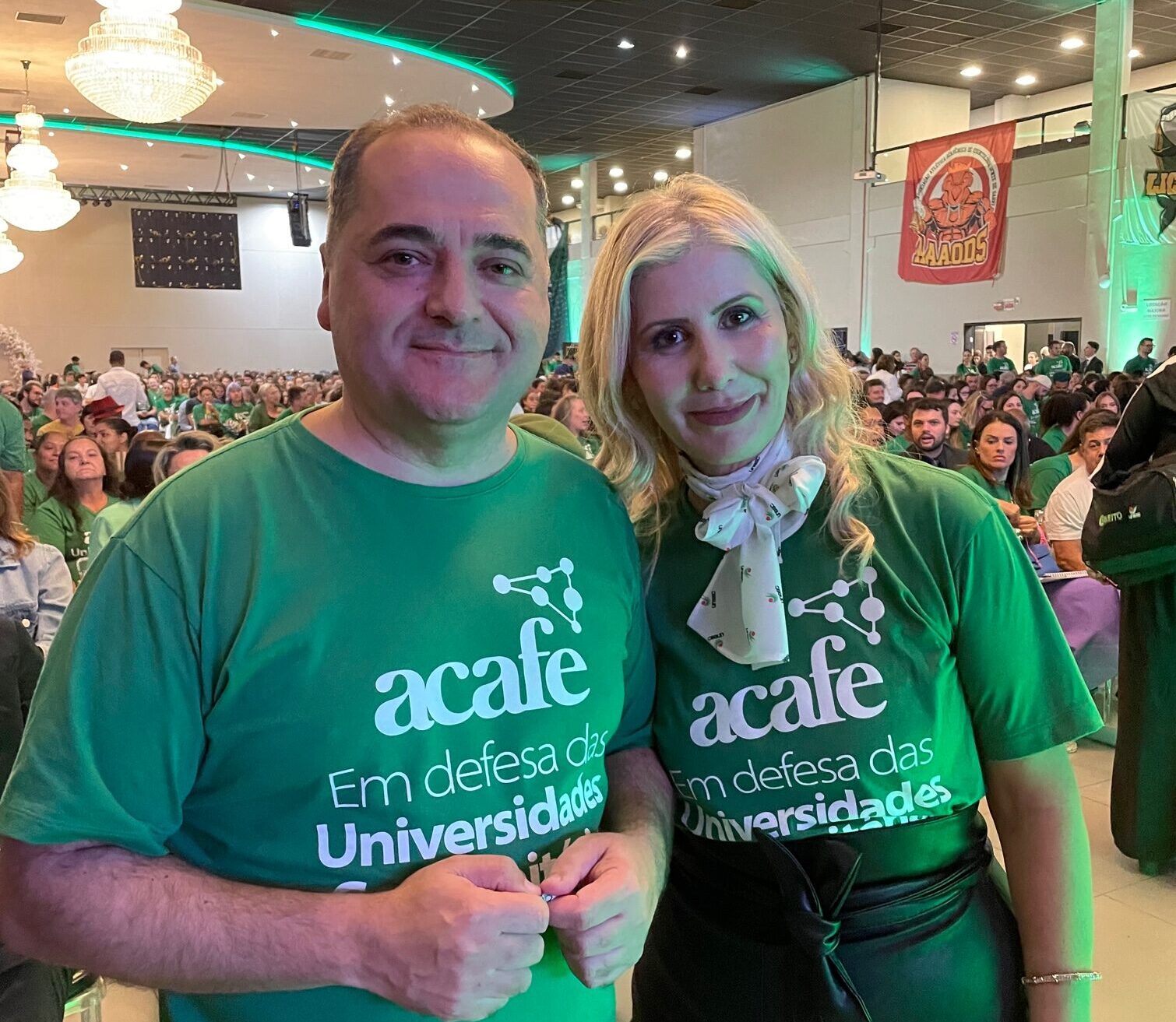 Executivo do Sistema Acafe, Adriano Rodrigues e a presidente Luciane Ceretta, unidos na noite marcante do Fórum Parlamentar em defesa das universidades comunitárias de Santa Catarina.

