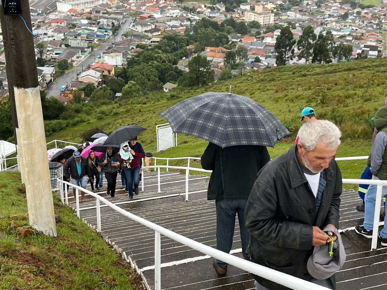 Sexta-feira Santa é marcada por chuva, fé e devoção em Lages