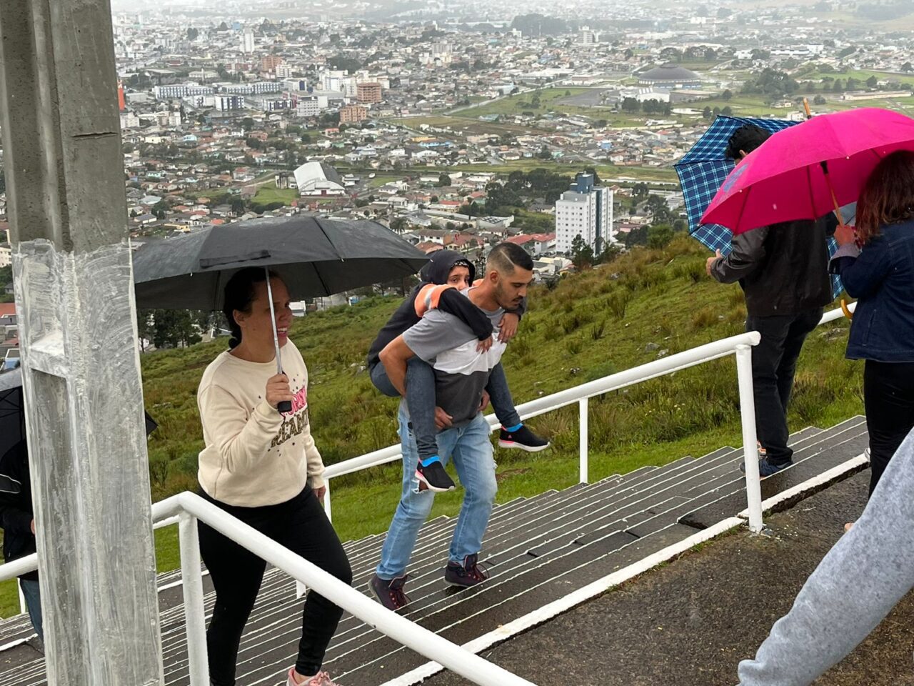 Sexta-feira Santa é marcada por chuva, fé e devoção em Lages