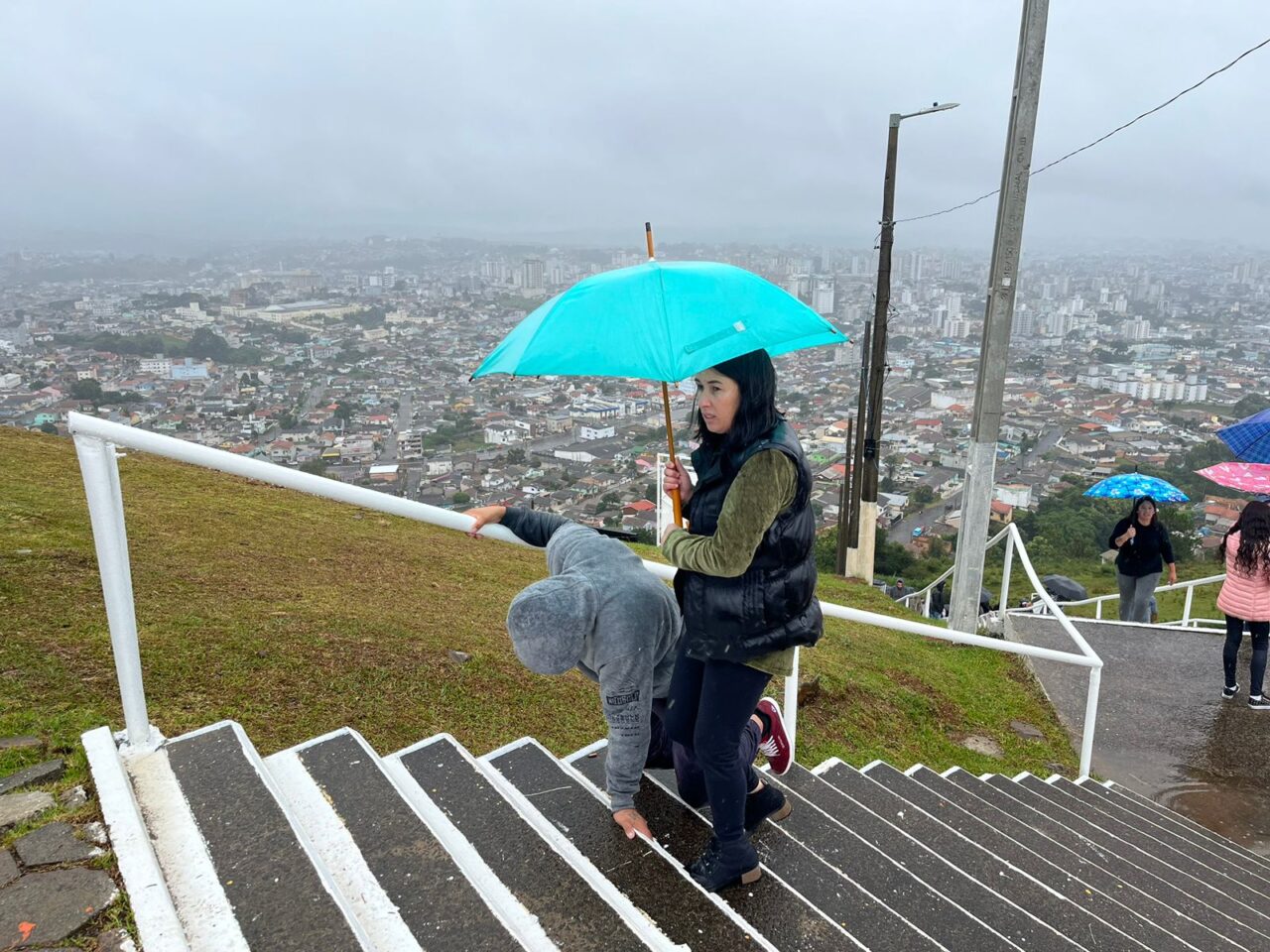 Sexta-feira Santa é marcada por chuva, fé e devoção em Lages