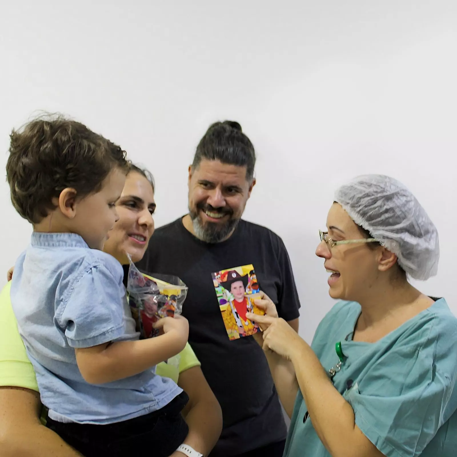 Davi presenteou a equipe com um cartão de agradecimento contendo uma foto dele vestido de xerife | Foto: divulgação/Júlia Laurindo/Hospital Santo Antônio