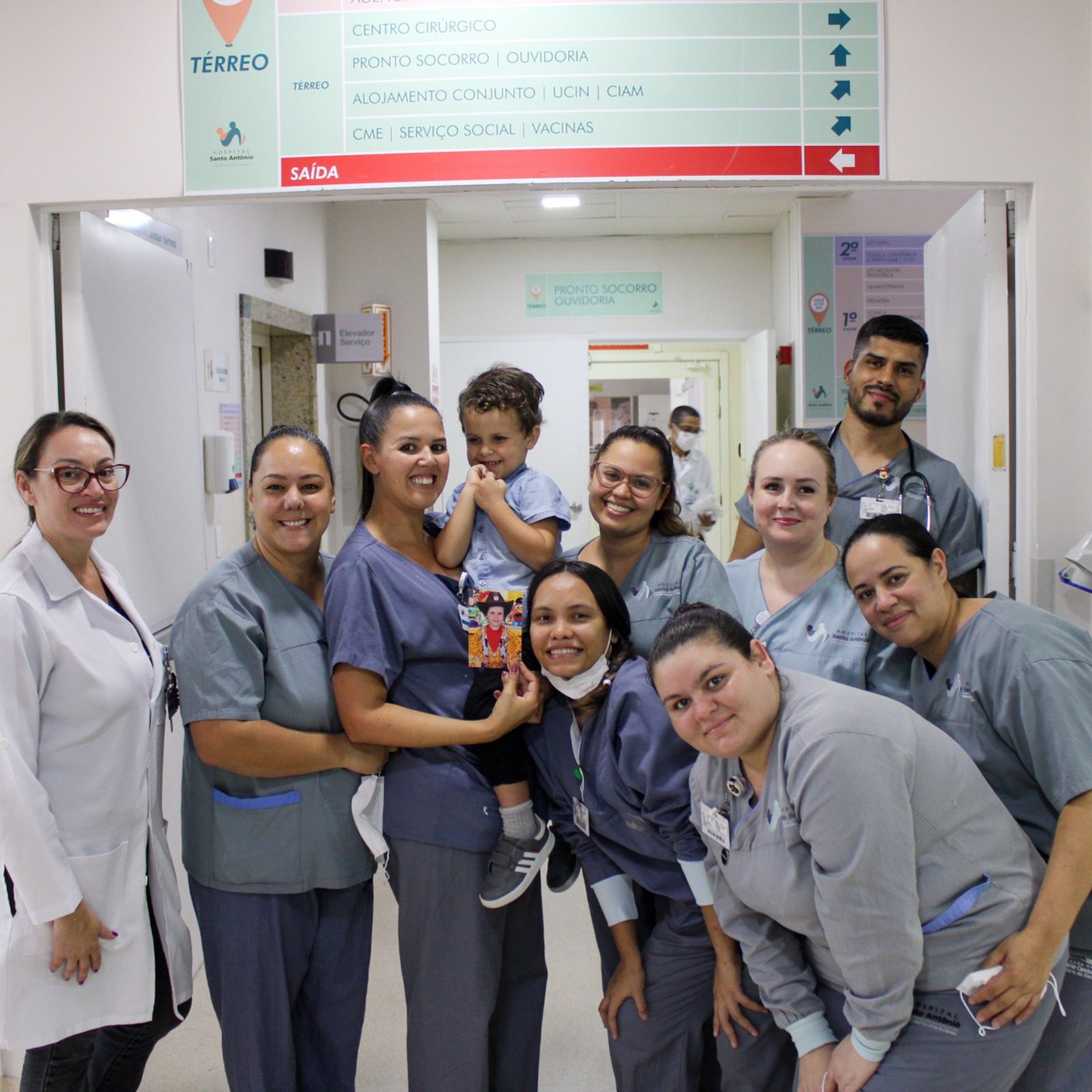 Criança ferida em ataque de Blumenau visita Hospital para agradecer atendimento