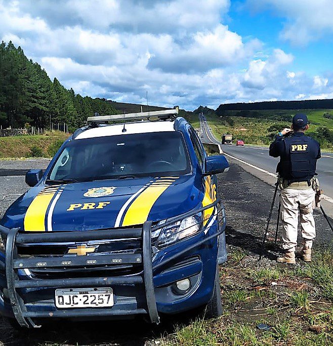 Carro de luxo é flagrado a 208 km/h na BR-101 em SC; velocidade é