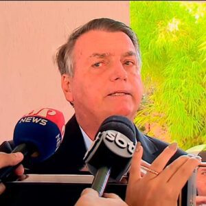 Bolsonaro falou com jornalistas depois de ser alvo da PF | SBT

