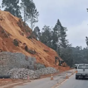 Trecho da BR-282 que demoronou por conta das fortes chuvas. Foto: Guarda Municipal Ricardo Pastrana | Reprodução