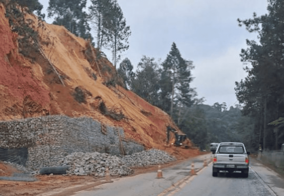 Trecho da BR-282 que demoronou por conta das fortes chuvas. Foto: Guarda Municipal Ricardo Pastrana | Reprodução