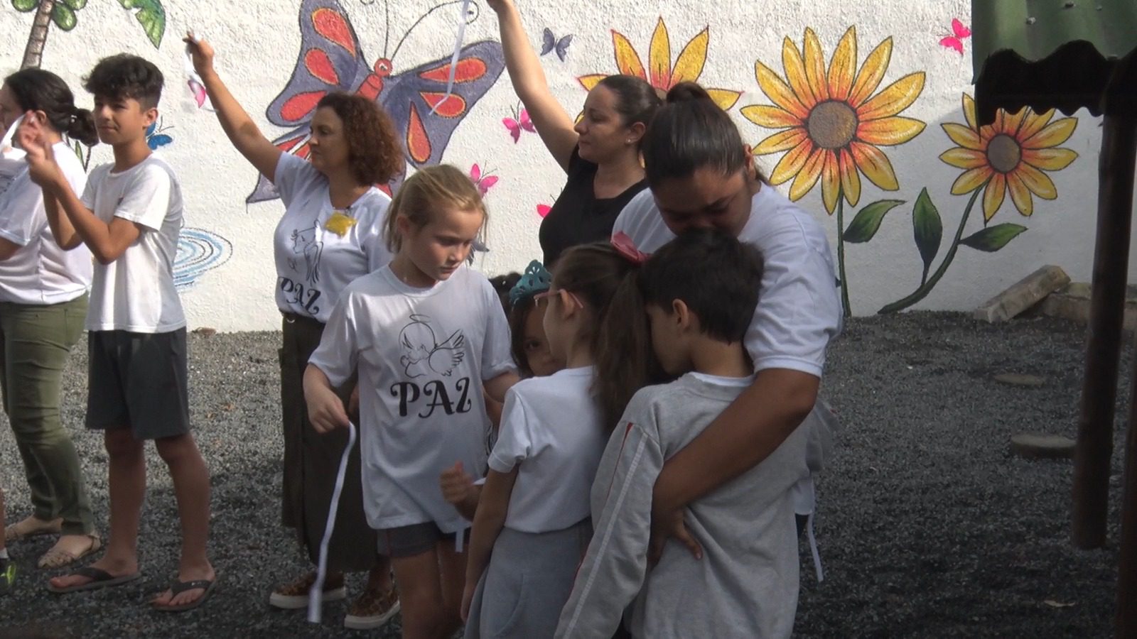 Um mês da tragédia em Blumenau alunos prestam homenagens na Creche Cantinho Bom Pastor (6)