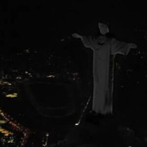 Monumento teve as luzes apagadas por uma hora em solidariedade ao jogador | Reprodução/Cristina Lacerda. Via: SBT News