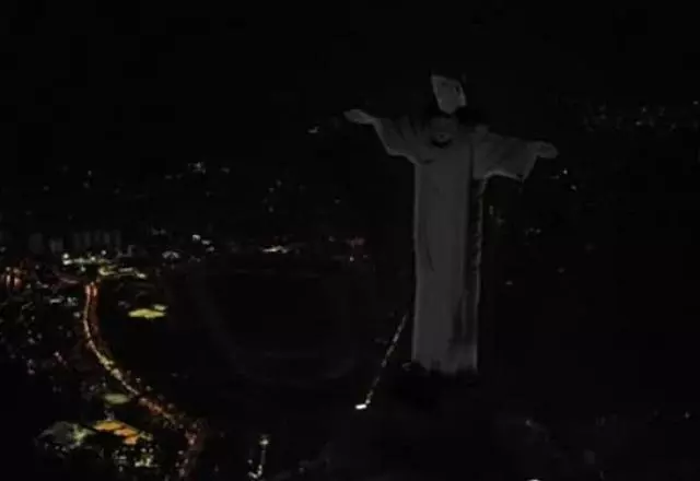 Monumento teve as luzes apagadas por uma hora em solidariedade ao jogador | Reprodução/Cristina Lacerda. Via: SBT News