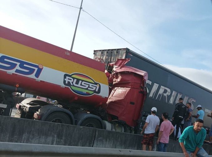 Colisão com três carretas deixa motorista preso nas ferragens em Biguaçu