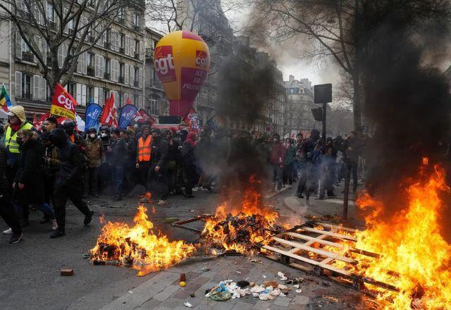 Manifestações na França nesta segunda-feira (1º/5) Reprodução/SBT News/Twitter angrynorfman