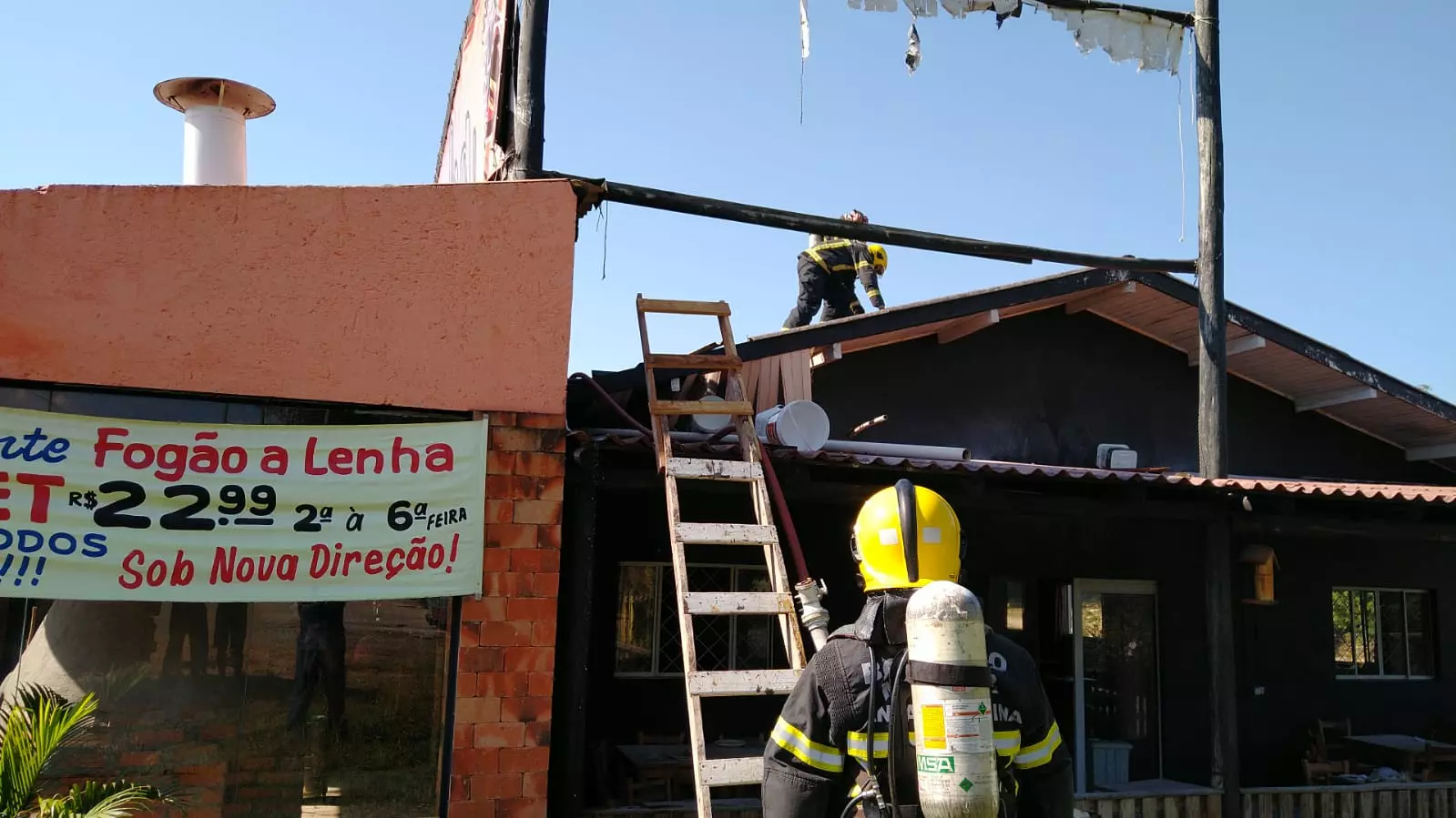 Parte do telhado e a fiação elétrica foram atingidos. Foto: CBMSC | divulgação. 