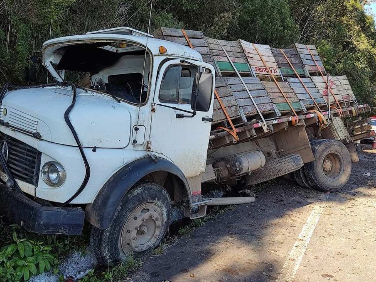 Sem CNH, 'Safadão' escapa da morte em caminhão arqueado e ilegal