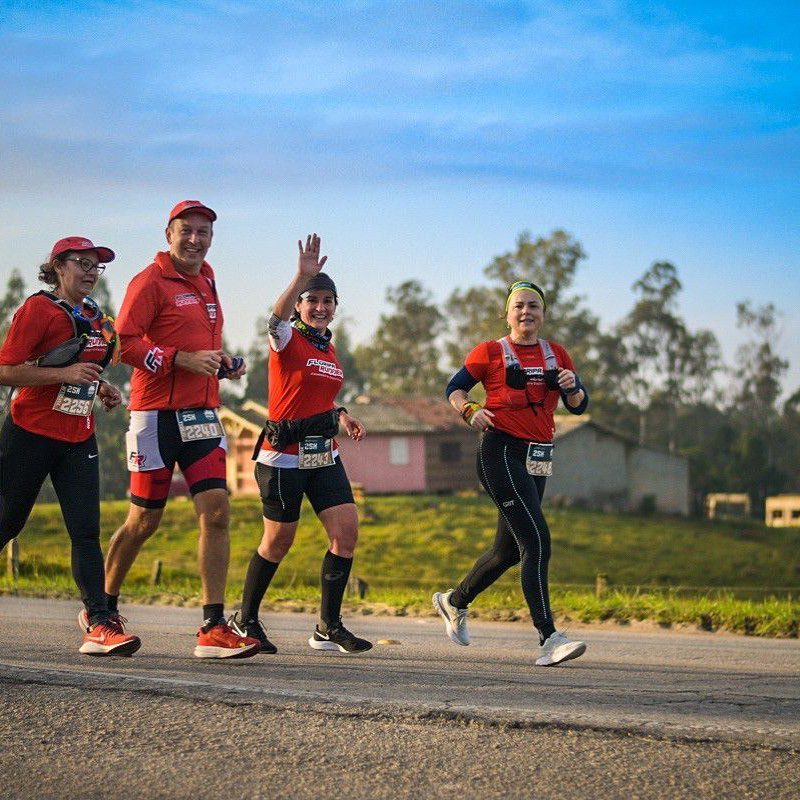 Atletas Vanda dos Santos, Vanessa Fernandes e Dilene Gubler acompanhadas pelo treinador Fabiano Braun