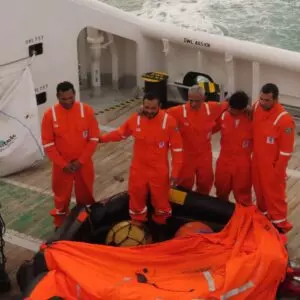 Cinco homens resgatados com vida. Foto: Marinha do Brasil / Divulgação