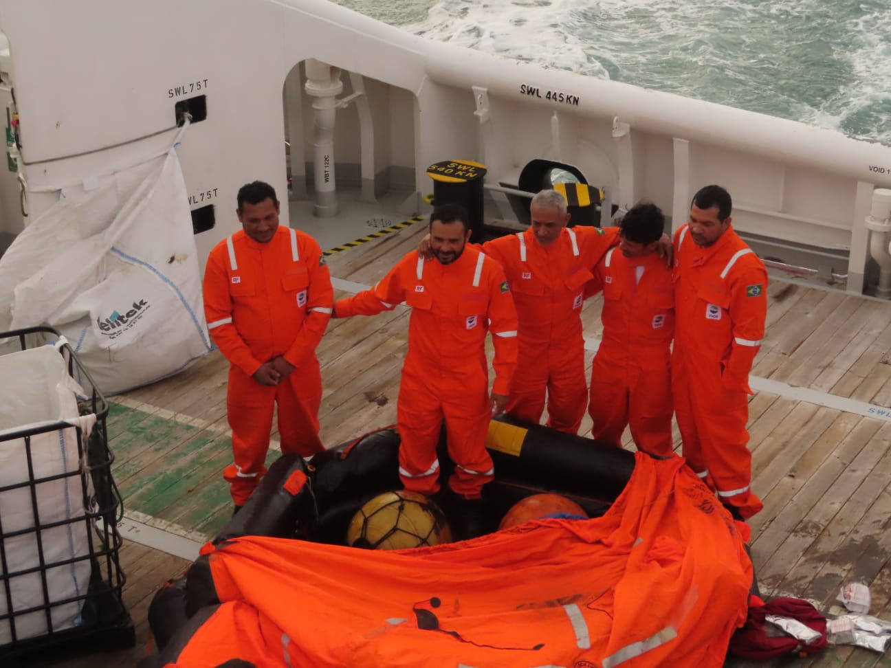 Cinco homens resgatados com vida. Foto: Marinha do Brasil / Divulgação